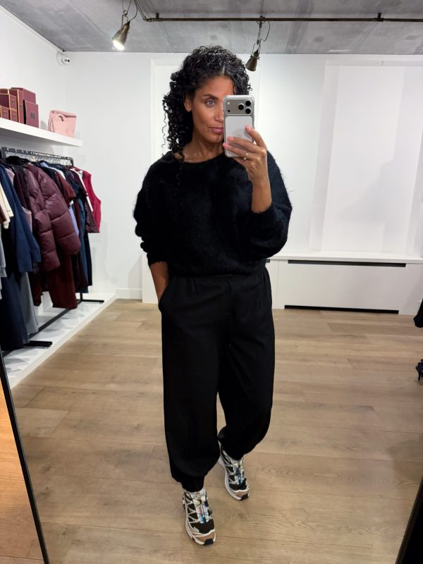 Tooday Devin Ballon Pants in Black, zwarte damesbroek met volumineuze ballonpasvorm en modern silhouet.