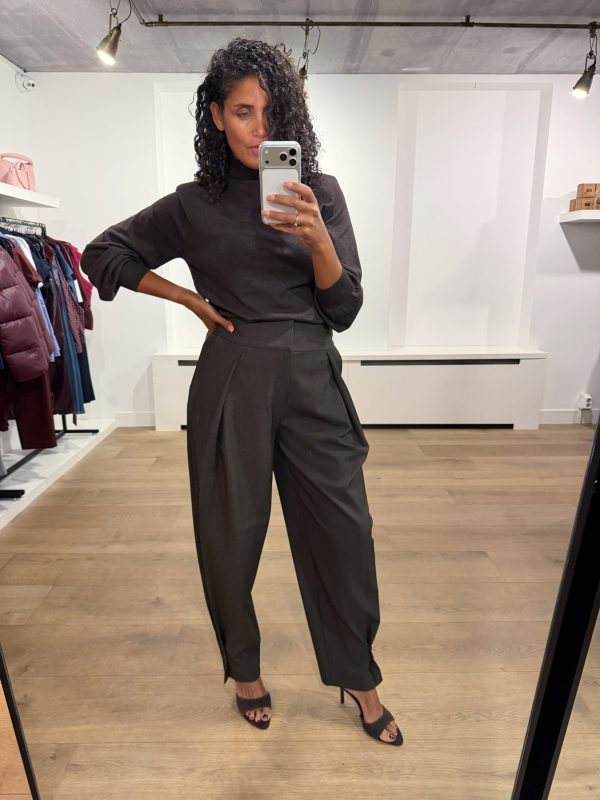 Haute L'Amitié Zeppe Pleat Tall Pants HL10864 in Mocca Melange, high-waist dames pantalon met plooien, barrel fit en knoopdetails bij de enkels.
