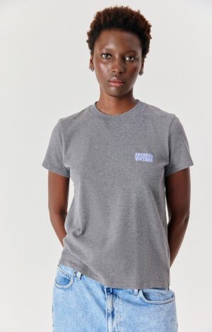 American Vintage Ykobow T-Shirt YKO02CH26GRANCH in grijs, katoenen dames T-shirt met ronde hals, korte mouwen en relaxte rechte fit.