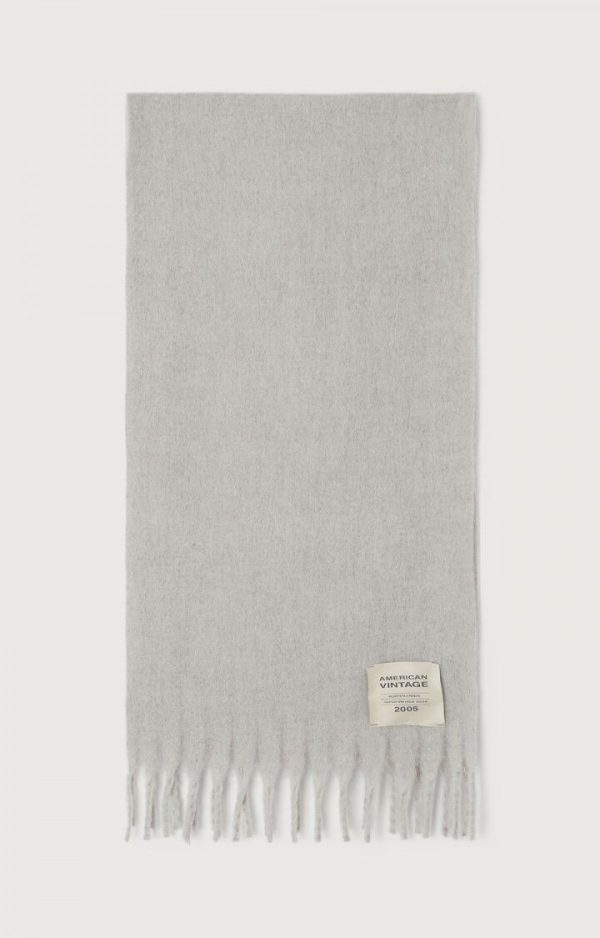 American Vintage Zinaco sjaal ZI20AH26GRICHL in Gris Chiné Noir, lichtgrijze gemêleerde gebreide sjaal met franjes en American Vintage logolabel.