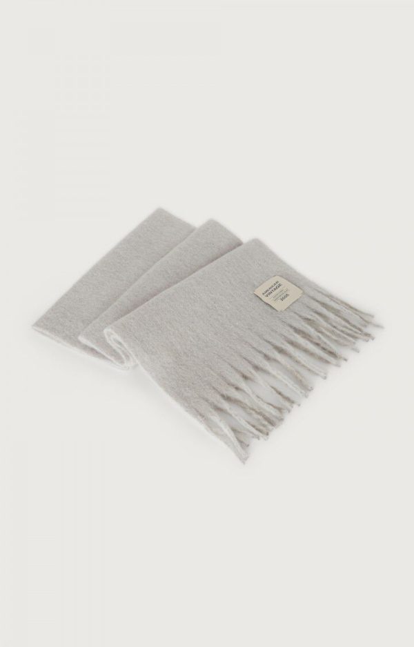 American Vintage Zinaco sjaal ZI20AH26GRICHL in Gris Chiné Noir, lichtgrijze gemêleerde gebreide sjaal met franjes en American Vintage logolabel.