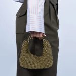 SUI AVA Slouchy Beaded Bag in Green Grape, groene handgemaakte damestas van glanzende kralen met ronde handgreep en slouchy vorm.