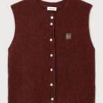 American Vintage East Gilet EAST19MH26ACECHI in Acerola Chine, bordeaux mouwloos damesvest met knoopsluiting, ronde hals en zachte wol-alpaca knit.