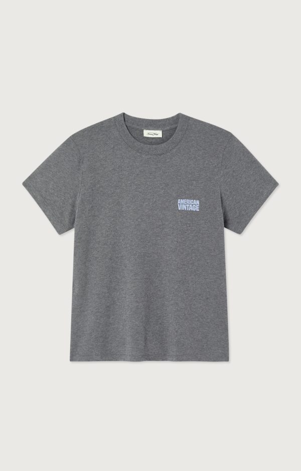 American Vintage Ykobow T-Shirt YKO02CH26GRANCH in grijs, katoenen dames T-shirt met ronde hals, korte mouwen en relaxte rechte fit.