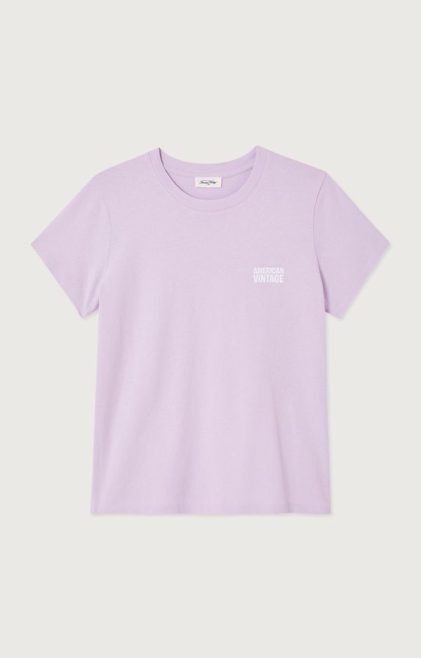 American-Vintage-Ykobow-T-Shirt-Lilas-YKO02CH26LILAS American Vintage Ykobow T-Shirt YKO02CH26LILAS in Lilas, lila katoenen dames T-shirt met ronde hals, korte mouwen en American Vintage logo op de borst.