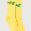 American Vintage Clypsun sokken in geel, katoenen unisex sokken met geribde boord en ingebreid AMV-logo in de kleur Lemon Curd.