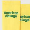American Vintage Clypsun sokken in geel, katoenen unisex sokken met geribde boord en ingebreid AMV-logo in de kleur Lemon Curd.
