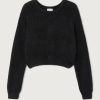 Shop de American Vintage Niby trui in zwart bij ALT ID. Een luxe, fluffy alpacatrui met een korte, oversized fit en een prachtig volumineus silhouet.
