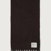 American Vintage Zinaco sjaal ZI20AH26BROWL in Brownie Logo, chocoladebruine gebreide sjaal met zachte structuur en lange franjes aan de uiteinden.