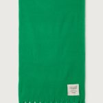 American Vintage Zinaco sjaal ZI20AH26MINTL in Mint Logo, zachte mintgroene gebreide sjaal met lange franjes aan de uiteinden.